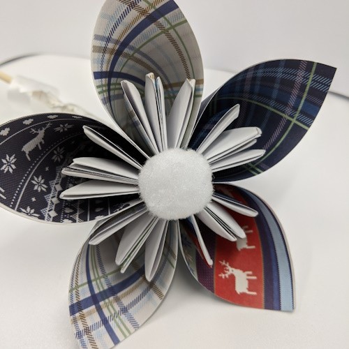 Christmas Paper Flower Bunch - Image 9